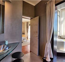 5 bedroom villa with pool and tennis court near San Gimignano, sleeps 10